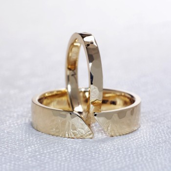 Trouwringen v1213 in goud of platina glanzende afwerking, hamerslag