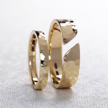 Trouwringen v1213 in goud of platina glanzende afwerking, hamerslag