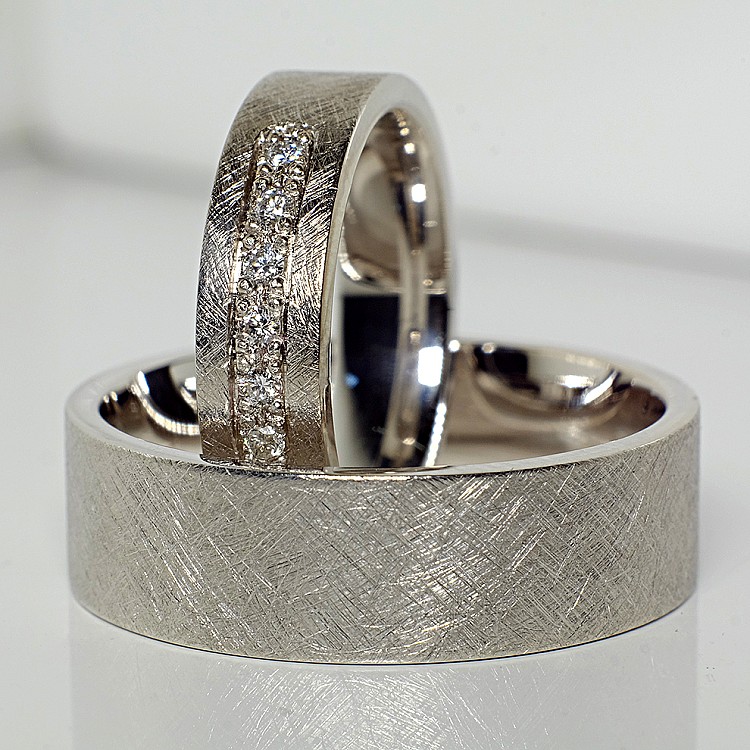 Anillos de boda de oro o platino con diamantes - modelo v131