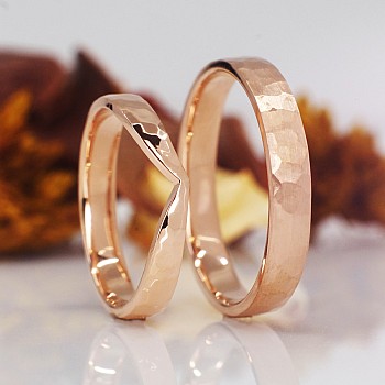 Trouwringen v1318 Vintage goud of platina hamerslagafwerking