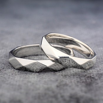 Trouwringen v1345 in goud gefacetteerd model