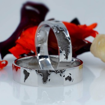 Trouwringen v1366 in goud of platina met een wereldkaartpatroon