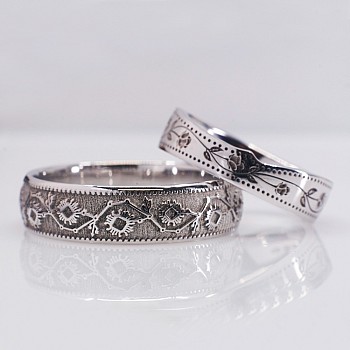 Anillos de boda de oro personalizados con diseño láser - modelo v1576