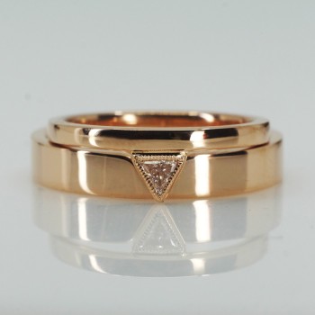 Alliances en or ou en platine avec diamant triangulaire - modèle v1629