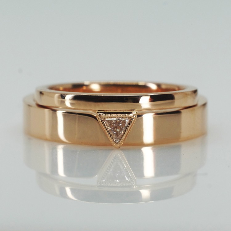 Wedding rings v1629 in Gold or Platinum with Triangle Diamond