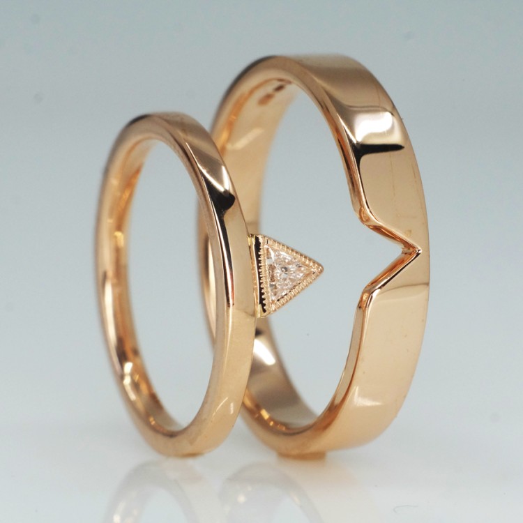Wedding rings v1629 in Gold or Platinum with Triangle Diamond
