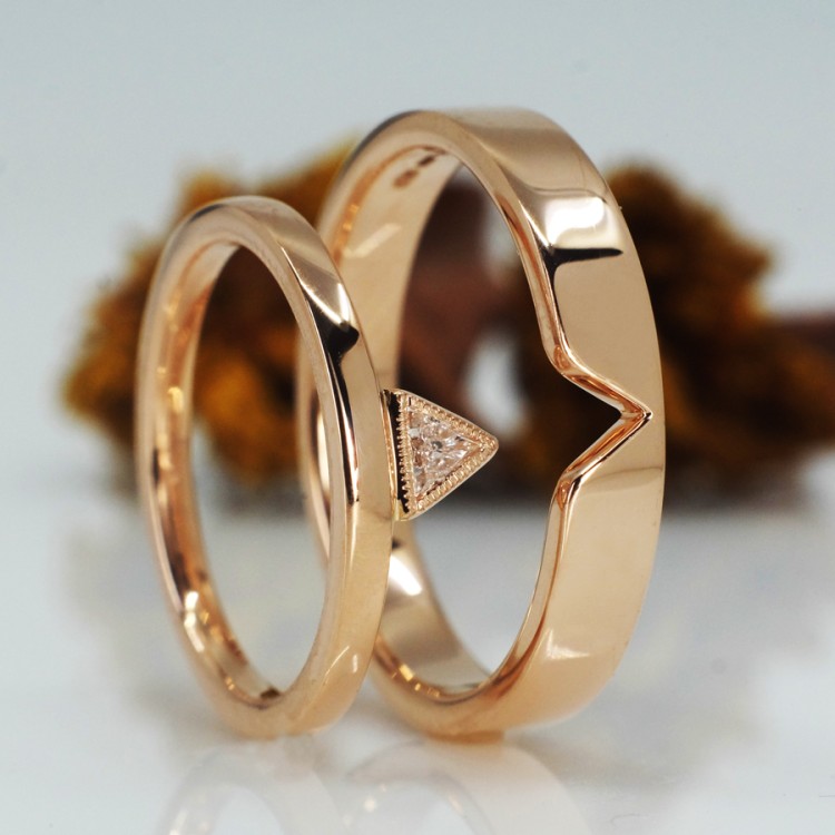 Wedding rings v1629 in Gold or Platinum with Triangle Diamond