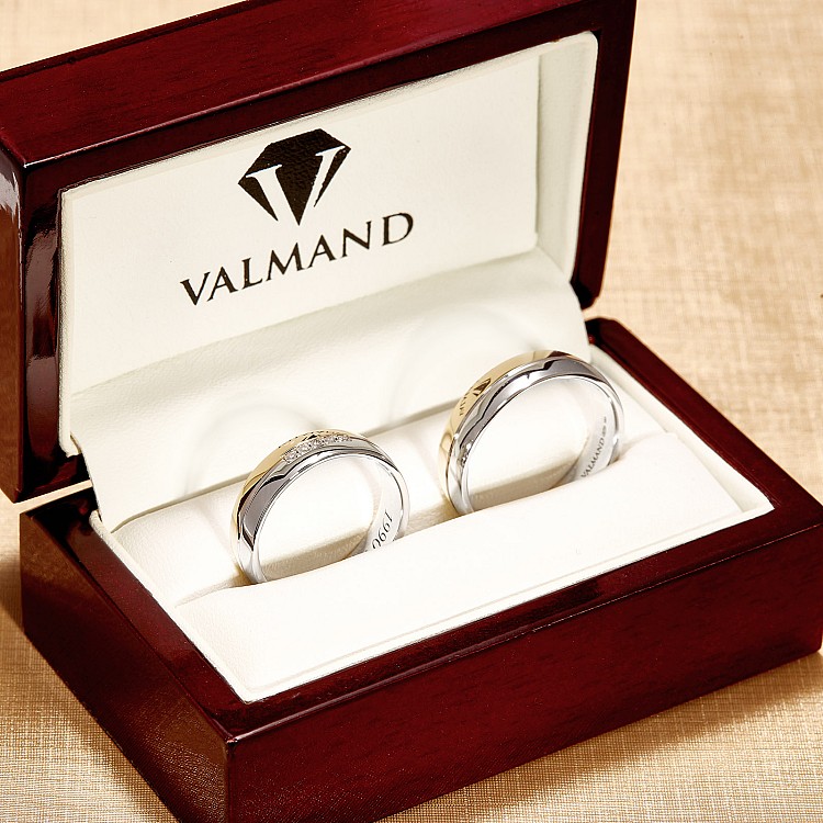 Zweifarbige goldene Eheringe mit farblosen Diamanten – Modell v172.2