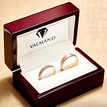 Anillos de boda personalizados de oro o platino con diamantes - modelo v197