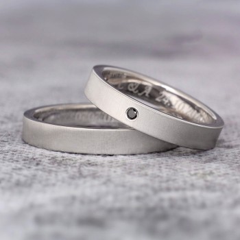 Trouwringen Mat Sidef v203 in goud of platina met zwarte diamant