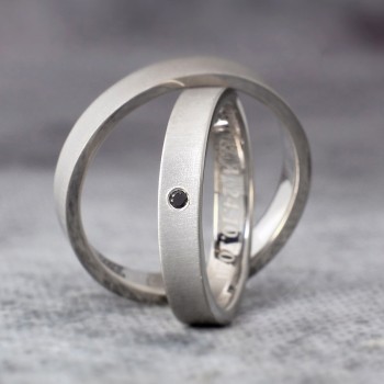 Trouwringen Mat Sidef v203 in goud of platina met zwarte diamant