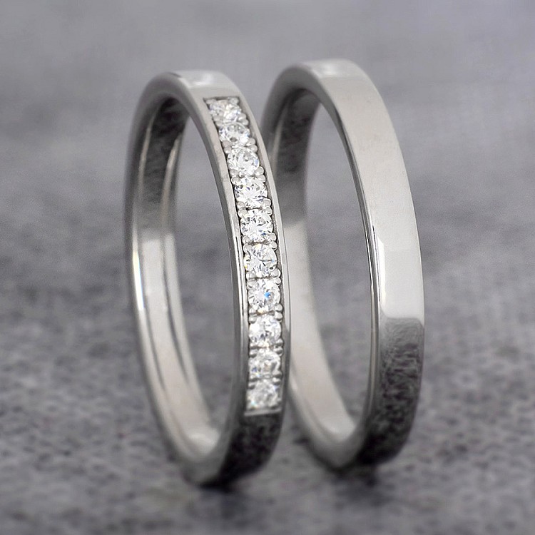 Alliances simples en or ou en platine avec diamants - modèle v358