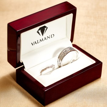 18-karaats gouden trouwringen met een op de natuur geïnspireerd laserpatroon en diamanten - model v4687