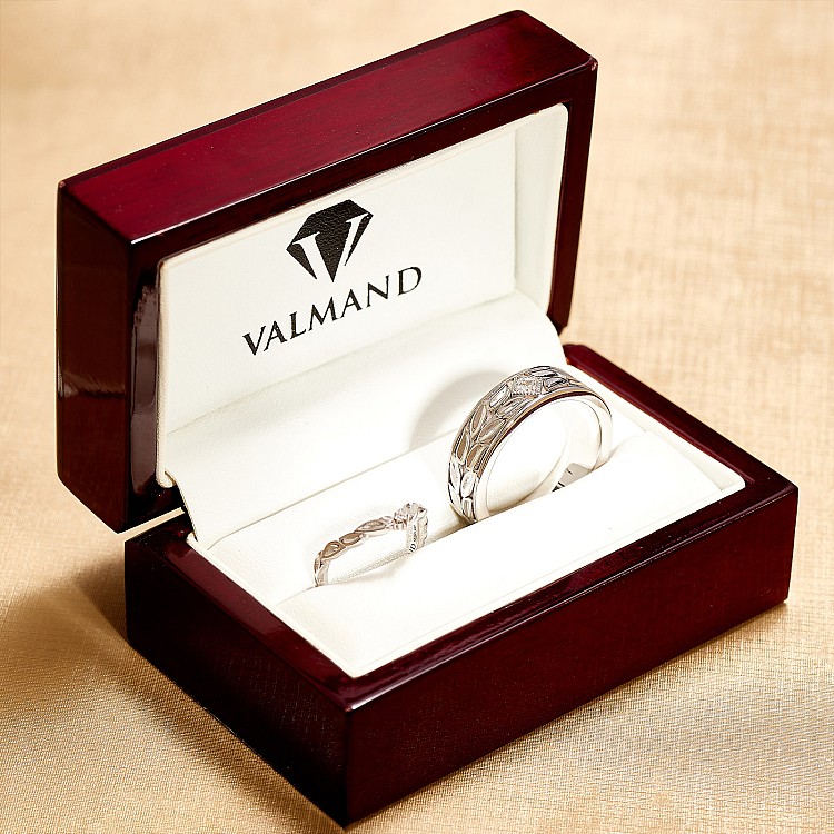 18k Gold Wedding Rings with Nature-Inspired Laser Pattern and Diamonds - model v4687