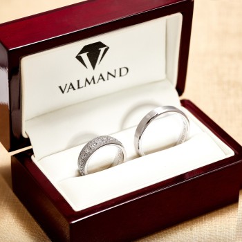 Trouwringen van 18 karaat goud of platina met diamanten - model v1241