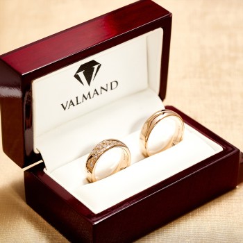 Moderne trouwringen in 18-karaats goud of platina met kleurloze diamanten - model v4751