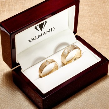 Gouden trouwringen met diamant, recht profiel en matte ijsafwerking - model v840.2