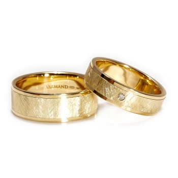 Gouden trouwringen met diamant, recht profiel en matte ijsafwerking - model v840.2