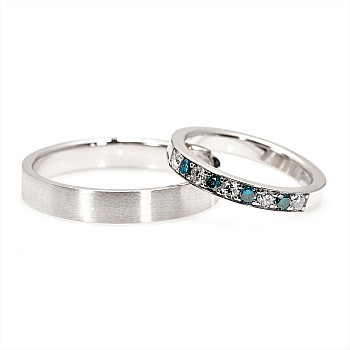 Alliances en or ou en platine avec diamants incolores et bleus - modèle v857