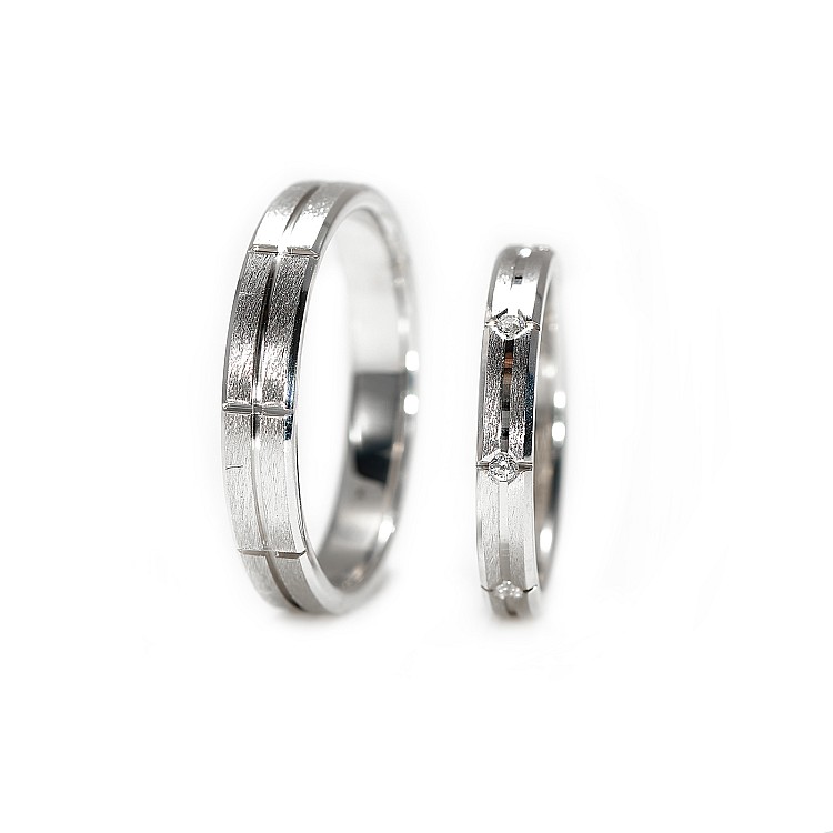 Alliances modernes à bords biseautés en or ou platine avec diamants - modèle v925