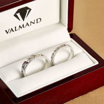 Alliances en or à motif de pointes - modèle v935