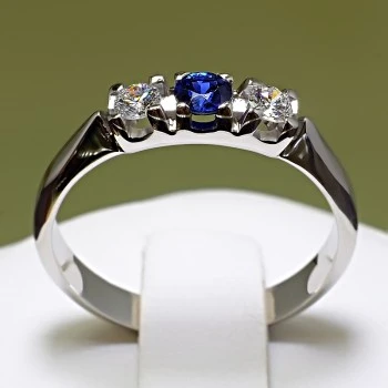 Gold Gift Ring with Sapphire and Diamonds - model i085