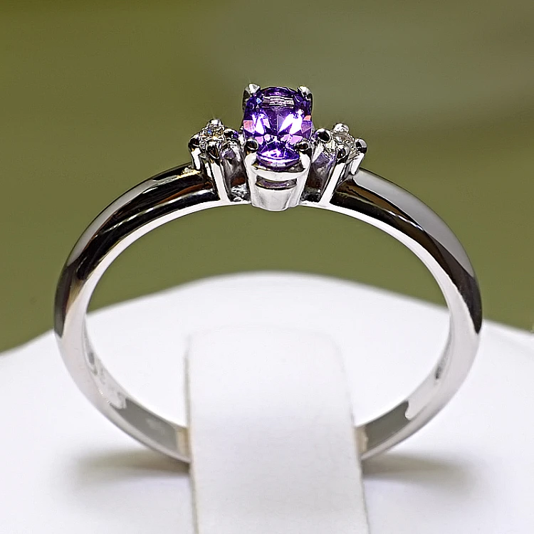 Anillo de regalo de oro con amatista y diamantes - modelo i020