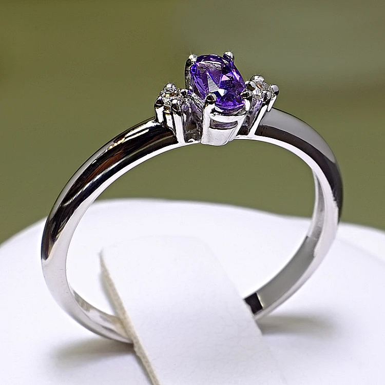 Anillo de regalo de oro con amatista y diamantes - modelo i020