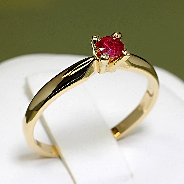 Anillo de compromiso de oro con rubí - modelo i004