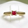 Anillo de compromiso de oro con rubí - modelo i004