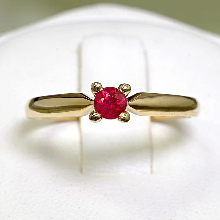 Anillo de compromiso de oro con rubí - modelo i004