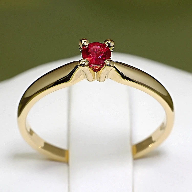 Anillo de compromiso de oro con rubí - modelo i004