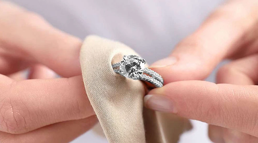 Cómo cuidar correctamente tus joyas de oro: consejos esenciales para mantener su brillo por más tiempo