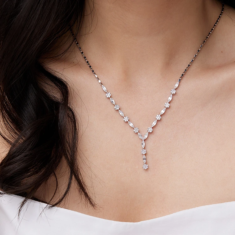 Gold Necklace with Round Diamonds and Wand col3619