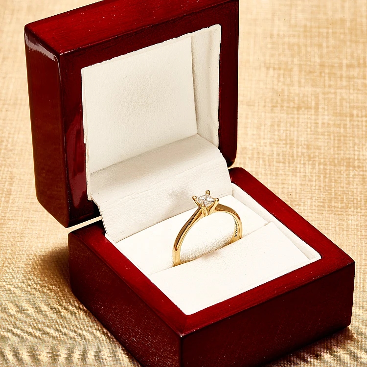 Anello di fidanzamento classico in oro con diamante taglio princess e certificato GIA - i026Dip