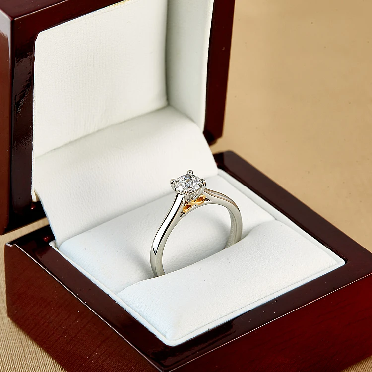 Anillo de compromiso de oro con diamante incoloro de 0,30 ct o 0,40 ct con certificación GIA - modelo i123059
