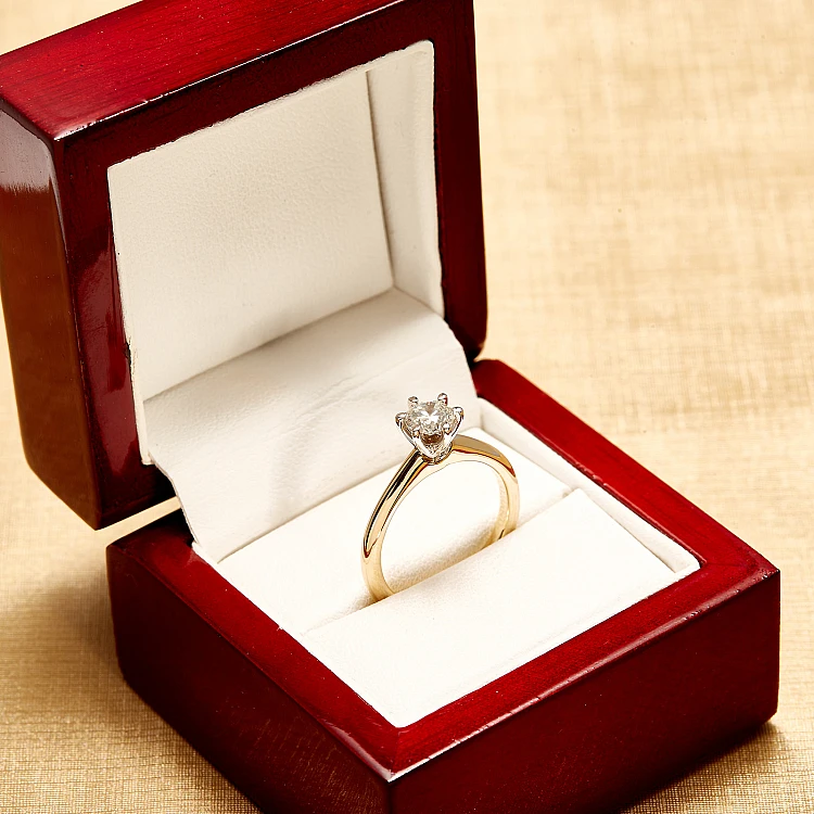 18K Gold Engagement Ring with GIA Certified Brilliant Diamond - model i1450