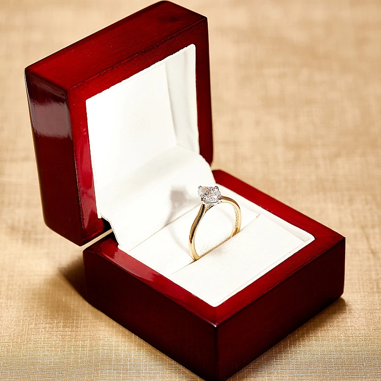 Anello di fidanzamento in oro con diamante ovale certificato GIA - modello i1735v2