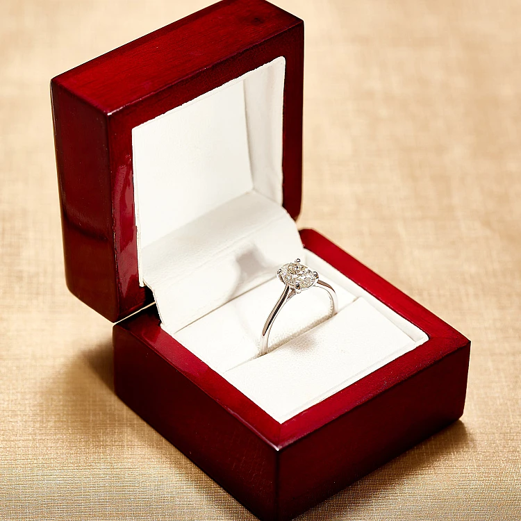 Anillo de compromiso solitario de oro blanco de 18 k con diamante ovalado con certificación GIA - modelo i1735