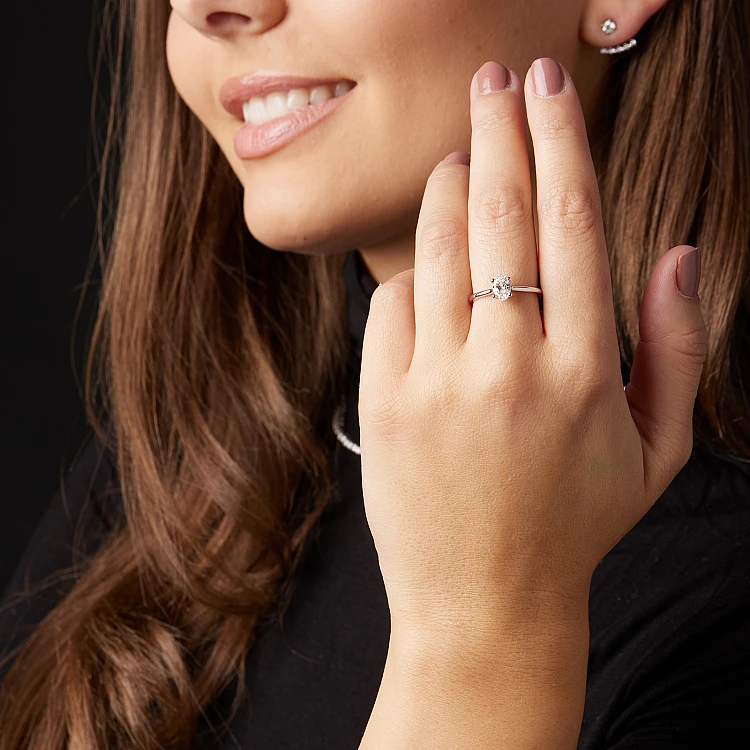 Verlobungsring aus 14-karätigem Roségold mit GIA-zertifiziertem ovalem Diamanten – Modell i1735