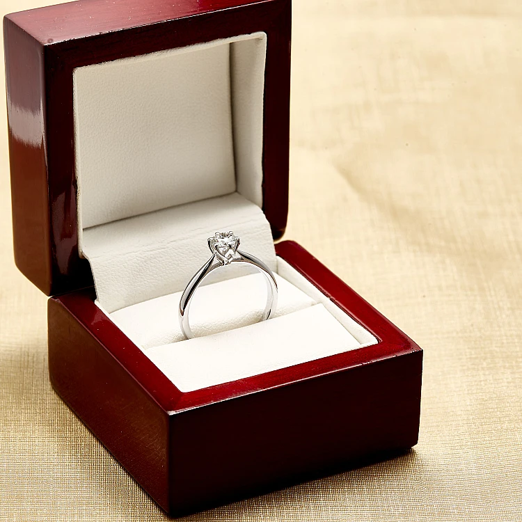 Anillo de compromiso de oro blanco de 18 k con diamante brillante certificado por el GIA - modelo i1867