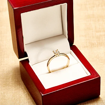 Anello di fidanzamento solitario in oro giallo 18 carati con diamante a taglio cuscino certificato GIA - modello i3074