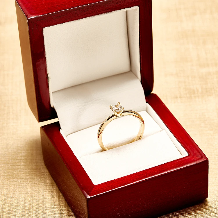 Anello di fidanzamento solitario in oro giallo 18 carati con cuscino di diamanti certificato GIA i3074DchDi