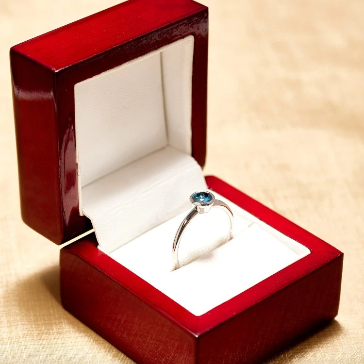 Verlobungsring aus 18 Karat Gold oder Platin mit blauem Diamanten 0,30 ct – 0,50 ct – Modell i319