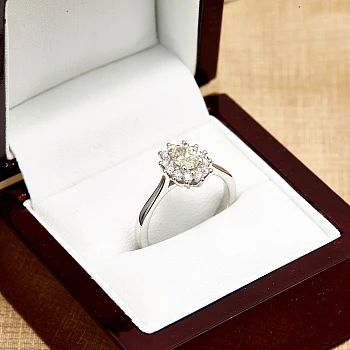 Anello di fidanzamento con pavé di diamanti in oro 18 carati e diamante ovale certificato GIA - modello i042