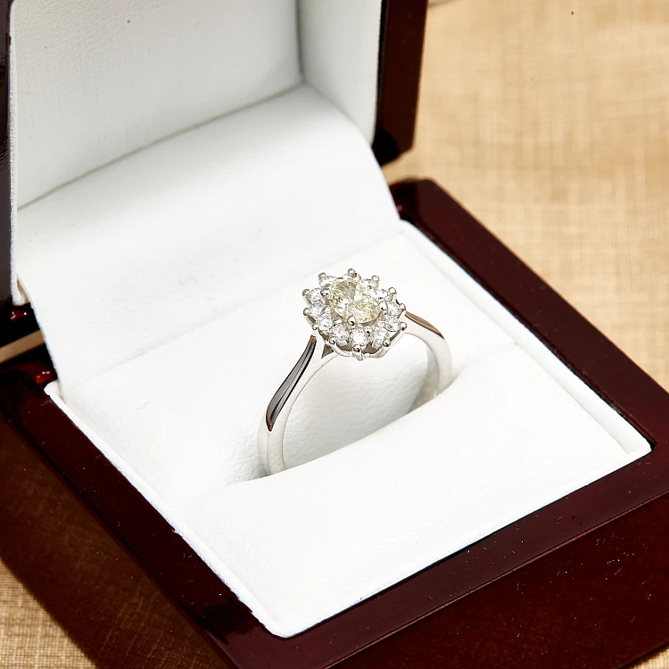 Anello di fidanzamento con pavé di diamanti in oro 18 carati e diamante ovale certificato GIA - modello i042