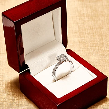 Anello di fidanzamento in oro 18 carati con diamante taglio princess certificato GIA - modello i1061