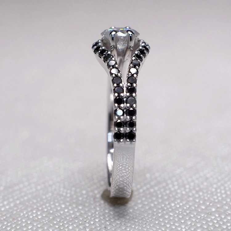 Verlobungsring aus 18-karätigem Gold mit GIA-zertifiziertem runden Diamanten und schwarzen Diamanten – Modell i1240