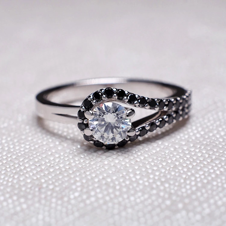 Verlobungsring aus 18-karätigem Gold mit GIA-zertifiziertem runden Diamanten und schwarzen Diamanten – Modell i1240