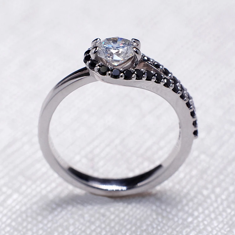 Verlobungsring aus 18-karätigem Gold mit GIA-zertifiziertem runden Diamanten und schwarzen Diamanten – Modell i1240